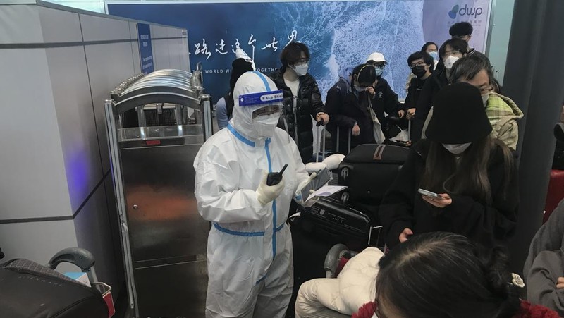 Pelancong yang masuk menunggu berjam-jam untuk naik bus untuk berangkat ke hotel dan fasilitas karantina dari Bandara Guangzhou Baiyun di provinsi Guangdong, China selatan pada 25 Desember 2022. China akan mencabut persyaratan karantina COVID-19 untuk penumpang yang datang dari luar negeri mulai 8 Januari 2020. Komisi Kesehatan Nasional mengumumkan pada Senin, 26 Desember 2022 dalam pelonggaran terbaru dari langkah-langkah pengendalian virus yang dulu ketat di negara itu. (AP Photo/Emily Wang Fujiyama)