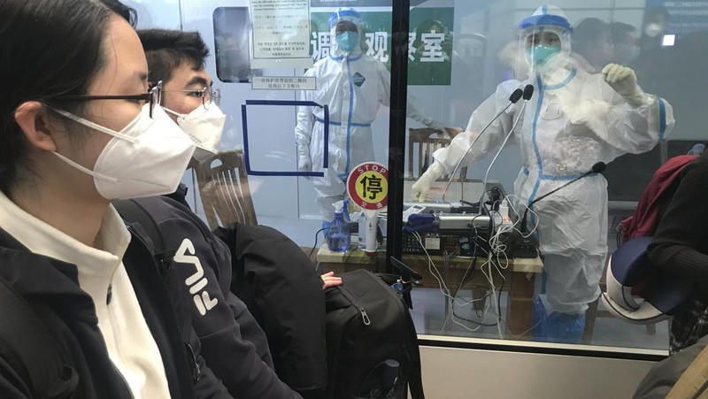 Pelancong yang masuk menunggu berjam-jam untuk naik bus untuk berangkat ke hotel dan fasilitas karantina dari Bandara Guangzhou Baiyun di provinsi Guangdong, China selatan pada 25 Desember 2022. China akan mencabut persyaratan karantina COVID-19 untuk penumpang yang datang dari luar negeri mulai 8 Januari 2020. Komisi Kesehatan Nasional mengumumkan pada Senin, 26 Desember 2022 dalam pelonggaran terbaru dari langkah-langkah pengendalian virus yang dulu ketat di negara itu. (AP Photo/Emily Wang Fujiyama)