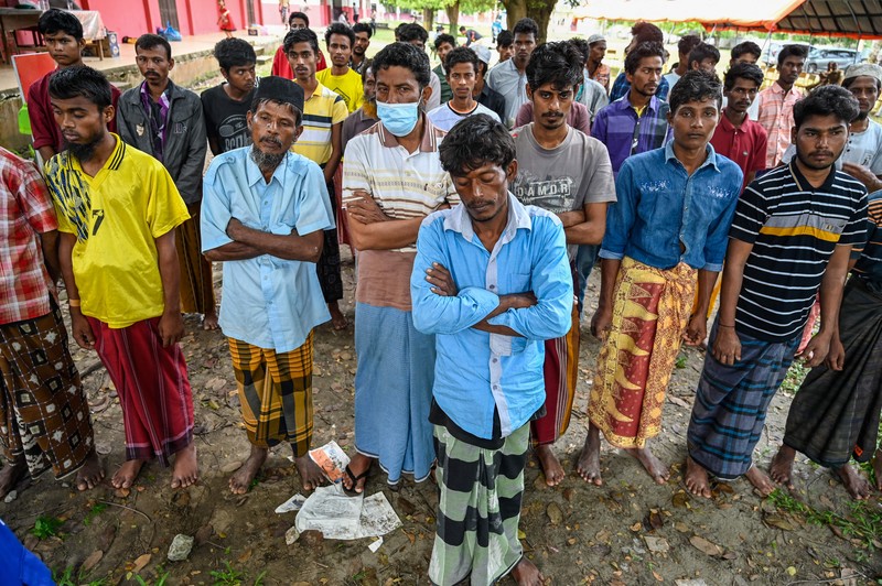 Pengungsi Rohingya menerima perawatan medis darurat setelah sebuah kapal yang membawa hampir 200 orang mendarat di Indonesia pada 26 Desember, kata pihak berwenang, dalam pendaratan keempat di negara tersebut dalam beberapa bulan terakhir. Foto yang diambil pada 26 Desember 2022 ini memperlihatkan para pria Rohingya sedang beristirahat di sebuah penampungan di distrik Muara Tiga di Pidie, provinsi Aceh. - Pengungsi Rohingya menerima perawatan medis darurat setelah sebuah kapal yang membawa hampir 200 orang mendarat di Indonesia pada 26 Desember, kata pihak berwenang, dalam pendaratan keempat di negara tersebut dalam beberapa bulan terakhir. (AMANDA JUFRIAN/AFP via Getty Images)