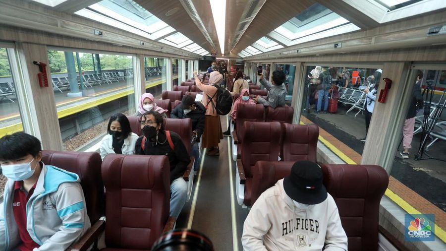 Penumpang berada di dalam gerbong kereta Panoramic di Stasiun Gambir, Jakarta, Selasa (27/12/2022). (CNBC Indonesia/Andrean Kristianto)