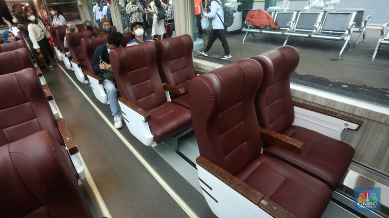 Penumpang berada di dalam gerbong kereta Panoramic di Stasiun Gambir, Jakarta, Selasa (27/12/2022). (CNBC Indonesia/Andrean Kristianto) Penumpang berada di dalam gerbong kereta Panoramic di Stasiun Gambir, Jakarta, Selasa (27/12/2022). (CNBC Indonesia/Andrean Kristianto)