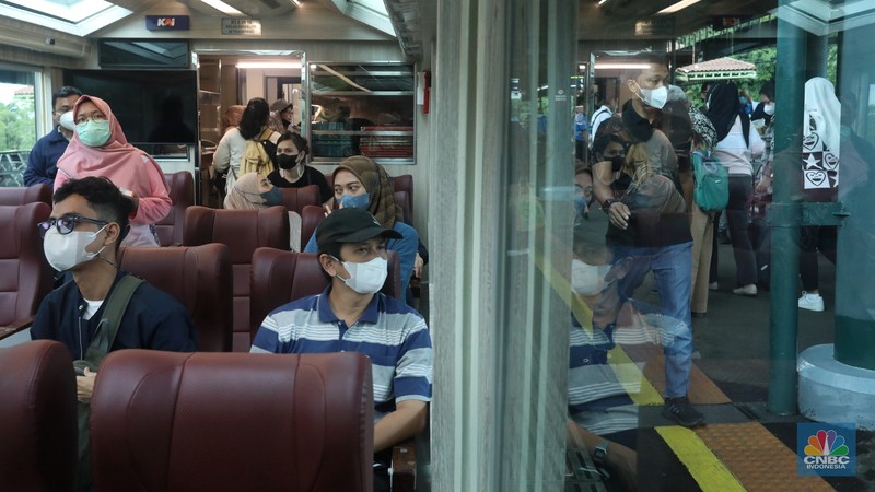 Penumpang berada di dalam gerbong kereta Panoramic di Stasiun Gambir, Jakarta, Selasa (27/12/2022). (CNBC Indonesia/Andrean Kristianto) Penumpang berada di dalam gerbong kereta Panoramic di Stasiun Gambir, Jakarta, Selasa (27/12/2022). (CNBC Indonesia/Andrean Kristianto)