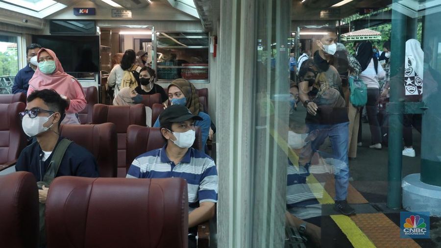 Penumpang berada di dalam gerbong kereta Panoramic di Stasiun Gambir, Jakarta, Selasa (27/12/2022). (CNBC Indonesia/Andrean Kristianto)