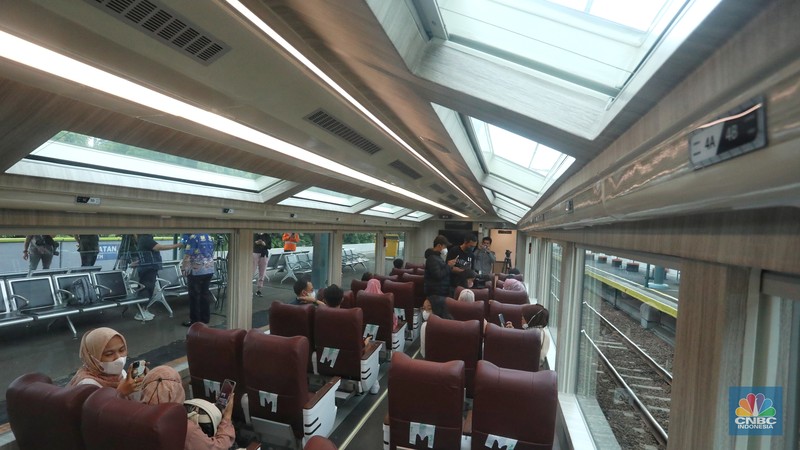 Penumpang berada di dalam gerbong kereta Panoramic di Stasiun Gambir, Jakarta, Selasa (27/12/2022). (CNBC Indonesia/Andrean Kristianto) Penumpang berada di dalam gerbong kereta Panoramic di Stasiun Gambir, Jakarta, Selasa (27/12/2022). (CNBC Indonesia/Andrean Kristianto)