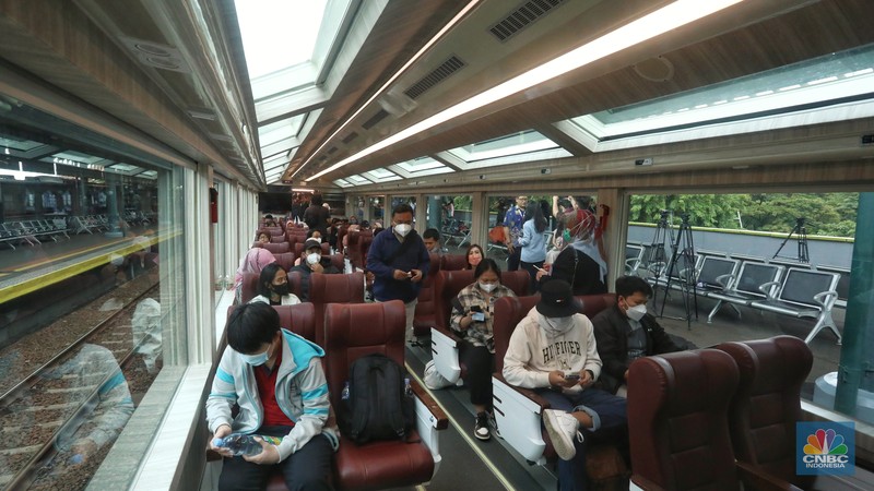 Penumpang berada di dalam gerbong kereta Panoramic di Stasiun Gambir, Jakarta, Selasa (27/12/2022). (CNBC Indonesia/Andrean Kristianto)