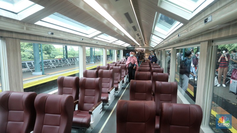 Penumpang berada di dalam gerbong kereta Panoramic di Stasiun Gambir, Jakarta, Selasa (27/12/2022). (CNBC Indonesia/Andrean Kristianto)