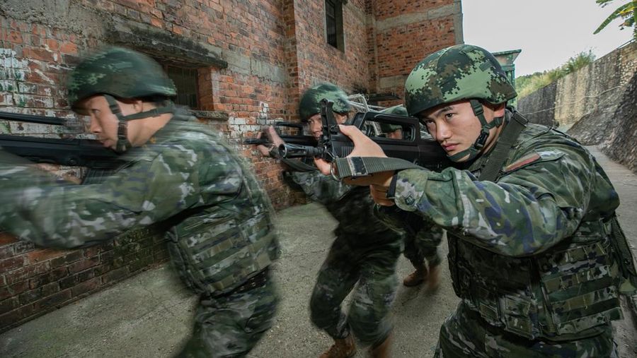 Perwira dan tentara berlatih dalam berbagai kursus di Kota Nanning, Wilayah Otonomi Guangxi Zhuang, China Selatan, 27 Desember 2022. (Photo credit should read CFOTO/Future Publishing via Getty Images)