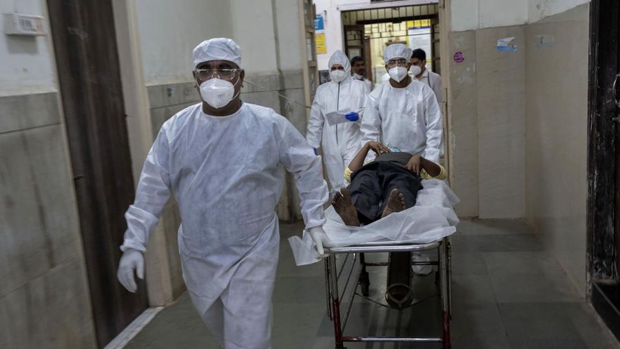 Petugas kesehatan yang mengenakan alat pelindung diri (APD) memeriksa persiapan fasilitas Covid-19 di sebuah rumah sakit di Mumbai pada 27 Desember 2022. (PUNIT PARANJPE/AFP via Getty Images)