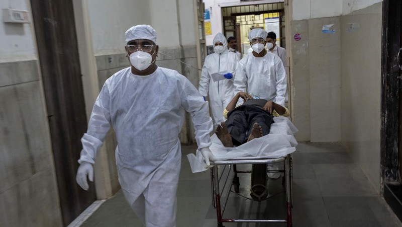 Petugas kesehatan yang mengenakan alat pelindung diri (APD) memeriksa persiapan fasilitas Covid-19 di sebuah rumah sakit di Mumbai pada 27 Desember 2022. (PUNIT PARANJPE/AFP via Getty Images)