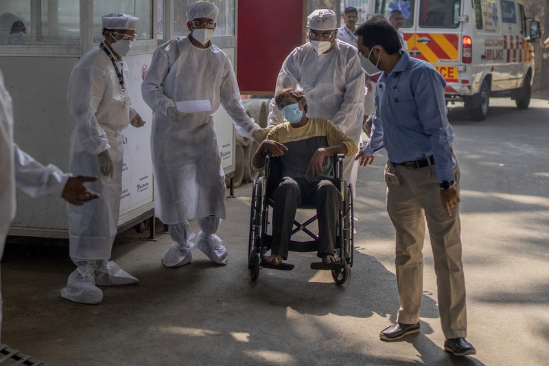 Petugas kesehatan yang mengenakan alat pelindung diri (APD) memeriksa persiapan fasilitas Covid-19 di sebuah rumah sakit di Mumbai pada 27 Desember 2022. (PUNIT PARANJPE/AFP via Getty Images)