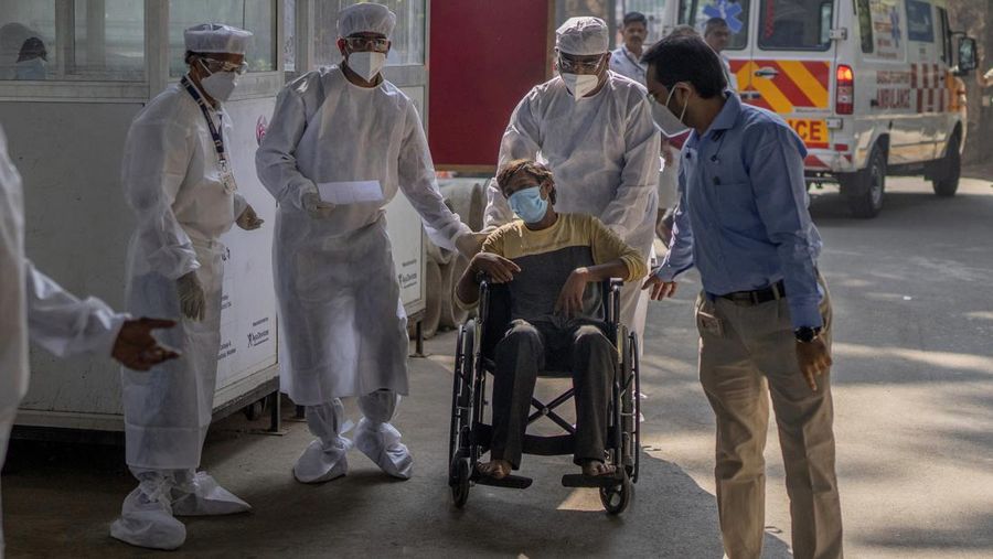 Petugas kesehatan berpartisipasi dalam latihan tiruan untuk COVID-19 di sebuah rumah sakit di Mumbai, India, Selasa, 27 Desember 2022. Beberapa fasilitas kesehatan di seluruh India sedang melakukan latihan tiruan yang dimaksudkan untuk memeriksa tingkat kesiapan dalam hal peralatan, prosedur dan tenaga kerja setelah peningkatan kasus virus di negara tetangga China. (AP Photo/Rafiq Maqbool)