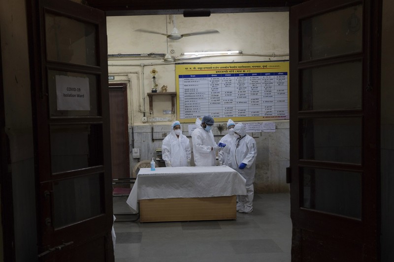 Petugas kesehatan yang mengenakan alat pelindung diri (APD) memeriksa persiapan fasilitas Covid-19 di sebuah rumah sakit di Mumbai pada 27 Desember 2022. (PUNIT PARANJPE/AFP via Getty Images)