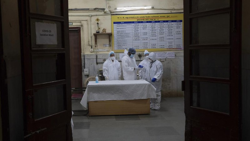 Petugas kesehatan yang mengenakan alat pelindung diri (APD) memeriksa persiapan fasilitas Covid-19 di sebuah rumah sakit di Mumbai pada 27 Desember 2022. (PUNIT PARANJPE/AFP via Getty Images)