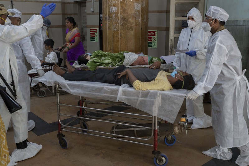 Petugas kesehatan yang mengenakan alat pelindung diri (APD) memeriksa persiapan fasilitas Covid-19 di sebuah rumah sakit di Mumbai pada 27 Desember 2022. Petugas kesehatan yang mengenakan alat pelindung diri (APD) memeriksa persiapan fasilitas Covid-19 di sebuah rumah sakit di Mumbai pada 27 Desember 2022. (PUNIT PARANJPE/AFP via Getty Images)