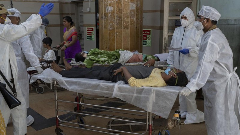 Petugas kesehatan yang mengenakan alat pelindung diri (APD) memeriksa persiapan fasilitas Covid-19 di sebuah rumah sakit di Mumbai pada 27 Desember 2022. (PUNIT PARANJPE/AFP via Getty Images)
