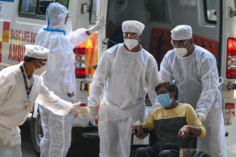 Petugas kesehatan yang mengenakan alat pelindung diri (APD) memeriksa persiapan fasilitas Covid-19 di sebuah rumah sakit di Mumbai pada 27 Desember 2022. (PUNIT PARANJPE/AFP via Getty Images)