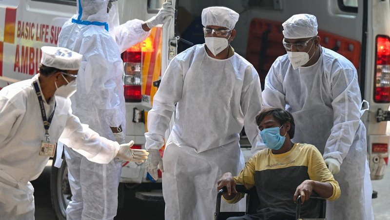 Petugas kesehatan yang mengenakan alat pelindung diri (APD) memeriksa persiapan fasilitas Covid-19 di sebuah rumah sakit di Mumbai pada 27 Desember 2022. (PUNIT PARANJPE/AFP via Getty Images)