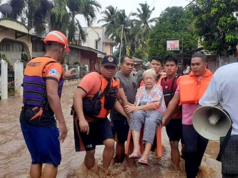 Petugas penyelamat membantu korban banjir di Plaridel, Misamis Occidental Province, Filipina, (26/12/2022). (via REUTERS/PHILIPPINE COAST GUARD) Petugas penyelamat membantu korban banjir di Plaridel, Misamis Occidental Province, Filipina, (26/12/2022). (via REUTERS/PHILIPPINE COAST GUARD)