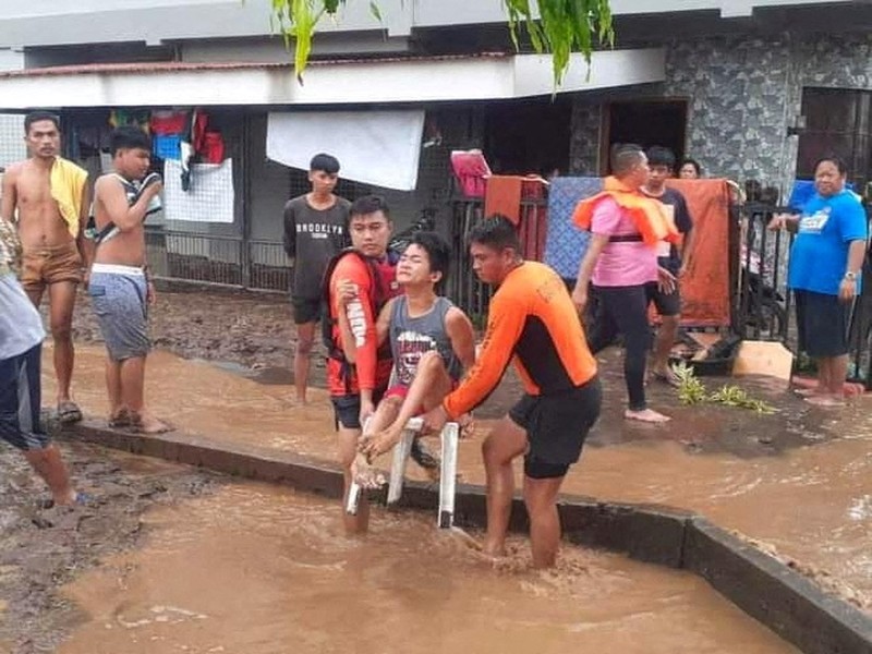 Petugas penyelamat membantu korban banjir di Plaridel, Misamis Occidental Province, Filipina, (26/12/2022). (via REUTERS/PHILIPPINE COAST GUARD) Petugas penyelamat membantu korban banjir di Plaridel, Misamis Occidental Province, Filipina, (26/12/2022). (via REUTERS/PHILIPPINE COAST GUARD)