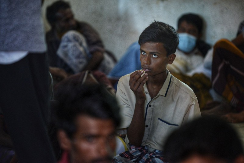 Pengungsi Rohingya menerima perawatan medis darurat setelah sebuah kapal yang membawa hampir 200 orang mendarat di Indonesia pada 26 Desember, kata pihak berwenang, dalam pendaratan keempat di negara tersebut dalam beberapa bulan terakhir. Foto yang diambil pada 26 Desember 2022 ini memperlihatkan para pria Rohingya sedang beristirahat di sebuah penampungan di distrik Muara Tiga di Pidie, provinsi Aceh. - Pengungsi Rohingya menerima perawatan medis darurat setelah sebuah kapal yang membawa hampir 200 orang mendarat di Indonesia pada 26 Desember, kata pihak berwenang, dalam pendaratan keempat di negara tersebut dalam beberapa bulan terakhir. (AMANDA JUFRIAN/AFP via Getty Images)