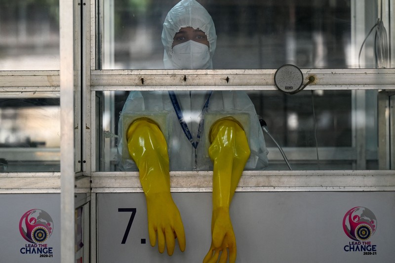 Petugas kesehatan yang mengenakan alat pelindung diri (APD) memeriksa persiapan fasilitas Covid-19 di sebuah rumah sakit di Mumbai pada 27 Desember 2022. (PUNIT PARANJPE/AFP via Getty Images)