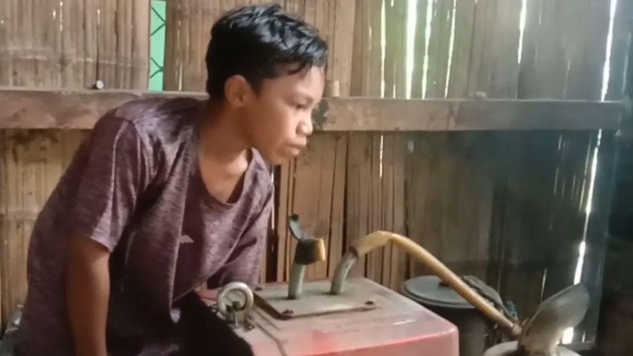 Aril Si Montir Cilik, Tetap Tegar Nafkahi Diri Sebab Ditinggal Orangtua. (Foto:berbuatbaik.id)