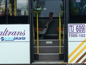 TransJakarta Mulai Terapkan QRIS Tap di 12 Rute Royaltrans