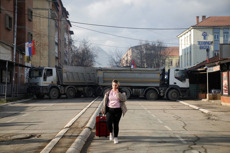 Tentara Italia yang bertugas dalam misi penjaga perdamaian internasional yang dipimpin NATO di Kosovo berpatroli di dekat jalan yang dibarikade dengan truk oleh warga Serbia di desa Rudare dekat kota Zvecan, Kosovo, Senin (26/12/2022).  Sejak November, Kosovo bergejolak usai ratusan pekerja etnis Serbia ramai-ramai mengundurkan diri. Mereka memprotes keputusan kontroversial pemerintah Kosovo yang melarang orang Serbia di negara itu menggunakan plat nomor dari Beograd. (Photo by ARMEND NIMANI/AFP via Getty Images)