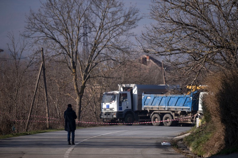 Konflik Kosovo - Serbia Tentara Italia yang bertugas dalam misi penjaga perdamaian internasional yang dipimpin NATO di Kosovo berpatroli di dekat jalan yang dibarikade dengan truk oleh warga Serbia di desa Rudare dekat kota Zvecan, Kosovo, Senin (26/12/2022). Sejak November, Kosovo bergejolak usai ratusan pekerja etnis Serbia ramai-ramai mengundurkan diri. Mereka memprotes keputusan kontroversial pemerintah Kosovo yang melarang orang Serbia di negara itu menggunakan plat nomor dari Beograd. (Photo by ARMEND NIMANI/AFP via Getty Images)
