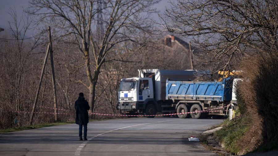 Tentara Italia yang bertugas dalam misi penjaga perdamaian internasional yang dipimpin NATO di Kosovo berpatroli di dekat jalan yang dibarikade dengan truk oleh warga Serbia di desa Rudare dekat kota Zvecan, Kosovo, Senin (26/12/2022).  Sejak November, Kosovo bergejolak usai ratusan pekerja etnis Serbia ramai-ramai mengundurkan diri. Mereka memprotes keputusan kontroversial pemerintah Kosovo yang melarang orang Serbia di negara itu menggunakan plat nomor dari Beograd. (Photo by ARMEND NIMANI/AFP via Getty Images)