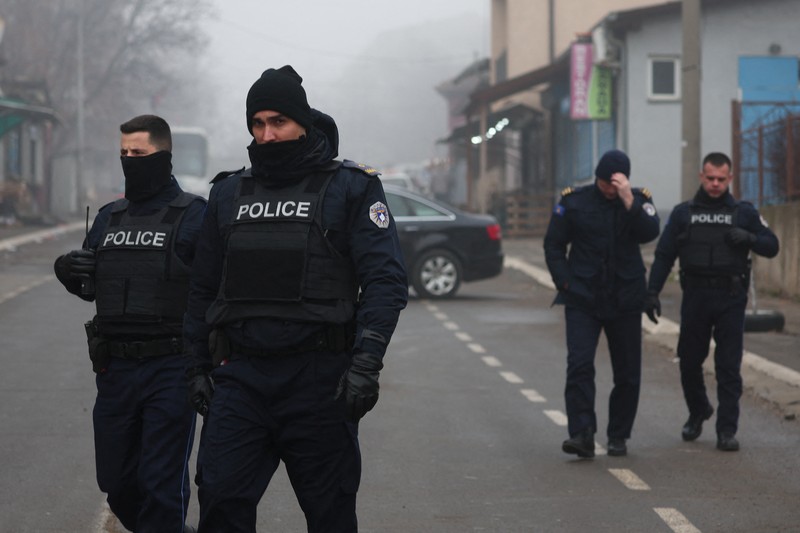 Konflik Kosovo - Serbia Tentara Italia yang bertugas dalam misi penjaga perdamaian internasional yang dipimpin NATO di Kosovo berpatroli di dekat jalan yang dibarikade dengan truk oleh warga Serbia di desa Rudare dekat kota Zvecan, Kosovo, Senin (26/12/2022). Sejak November, Kosovo bergejolak usai ratusan pekerja etnis Serbia ramai-ramai mengundurkan diri. Mereka memprotes keputusan kontroversial pemerintah Kosovo yang melarang orang Serbia di negara itu menggunakan plat nomor dari Beograd. (Photo by ARMEND NIMANI/AFP via Getty Images)