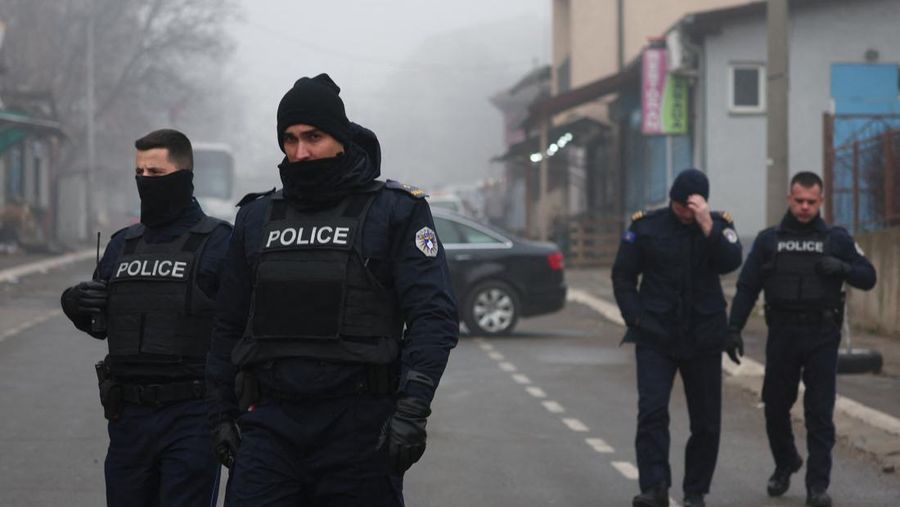 Tentara Italia yang bertugas dalam misi penjaga perdamaian internasional yang dipimpin NATO di Kosovo berpatroli di dekat jalan yang dibarikade dengan truk oleh warga Serbia di desa Rudare dekat kota Zvecan, Kosovo, Senin (26/12/2022).  Sejak November, Kosovo bergejolak usai ratusan pekerja etnis Serbia ramai-ramai mengundurkan diri. Mereka memprotes keputusan kontroversial pemerintah Kosovo yang melarang orang Serbia di negara itu menggunakan plat nomor dari Beograd. (Photo by ARMEND NIMANI/AFP via Getty Images)