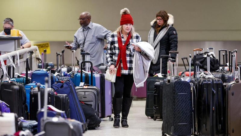 Lebih dari 3.800 penerbangan maskapai Amerika Serikat (AS) dibatalkan pada Senin (26/12/2022) waktu setempat. Industri penerbangan menjadi salah satu sektor paling terdampak badai musim dingin. (REUTERS/KAMIL KRZACZYNSKI)
