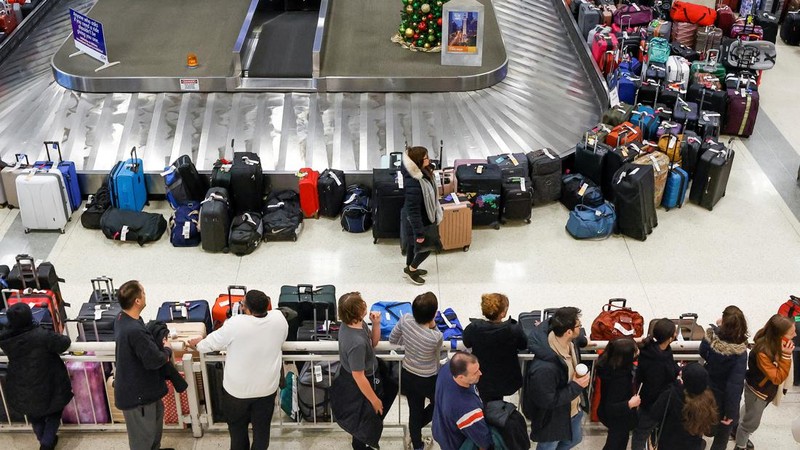 Lebih dari 3.800 penerbangan maskapai Amerika Serikat (AS) dibatalkan pada Senin (26/12/2022) waktu setempat. Industri penerbangan menjadi salah satu sektor paling terdampak badai musim dingin. (REUTERS/KAMIL KRZACZYNSKI)
