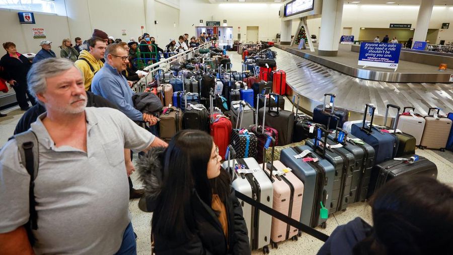 Lebih dari 3.800 penerbangan maskapai Amerika Serikat (AS) dibatalkan pada Senin (26/12/2022) waktu setempat. Industri penerbangan menjadi salah satu sektor paling terdampak badai musim dingin. (REUTERS/KAMIL KRZACZYNSKI)