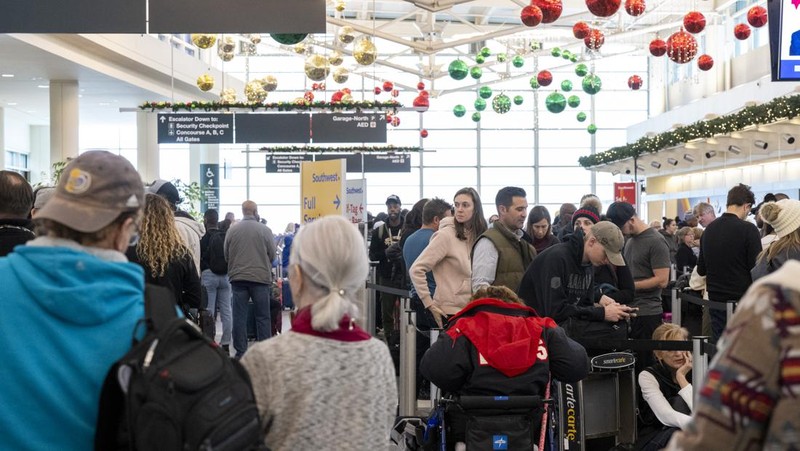 Lebih dari 3.800 penerbangan maskapai Amerika Serikat (AS) dibatalkan pada Senin (26/12/2022) waktu setempat. Industri penerbangan menjadi salah satu sektor paling terdampak badai musim dingin. (REUTERS/KAMIL KRZACZYNSKI)