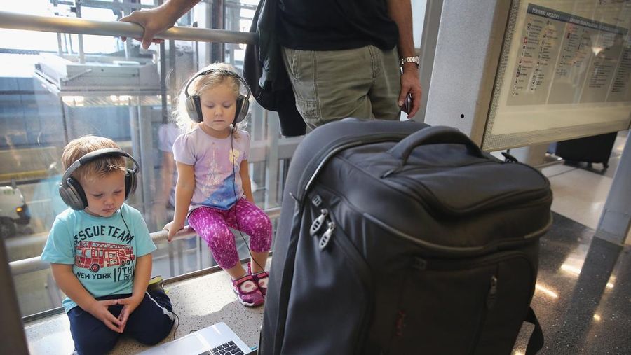 Lebih dari 3.800 penerbangan maskapai Amerika Serikat (AS) dibatalkan pada Senin (26/12/2022) waktu setempat. Industri penerbangan menjadi salah satu sektor paling terdampak badai musim dingin. (REUTERS/KAMIL KRZACZYNSKI)