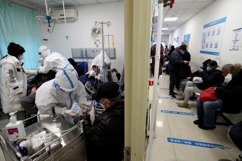 Pekerja medis merawat pasien di unit perawatan intensif departemen darurat di rumah sakit Chaoyang Beijing, di tengah wabah penyakit coronavirus (COVID-19) di Beijing, Cina ( 27/12/2022). (VIA REUTERS/CHINA DAILY) Pekerja medis merawat pasien di unit perawatan intensif departemen darurat di rumah sakit Chaoyang Beijing, di tengah wabah penyakit coronavirus (COVID-19) di Beijing, Cina ( 27/12/2022). (VIA REUTERS/CHINA DAILY)