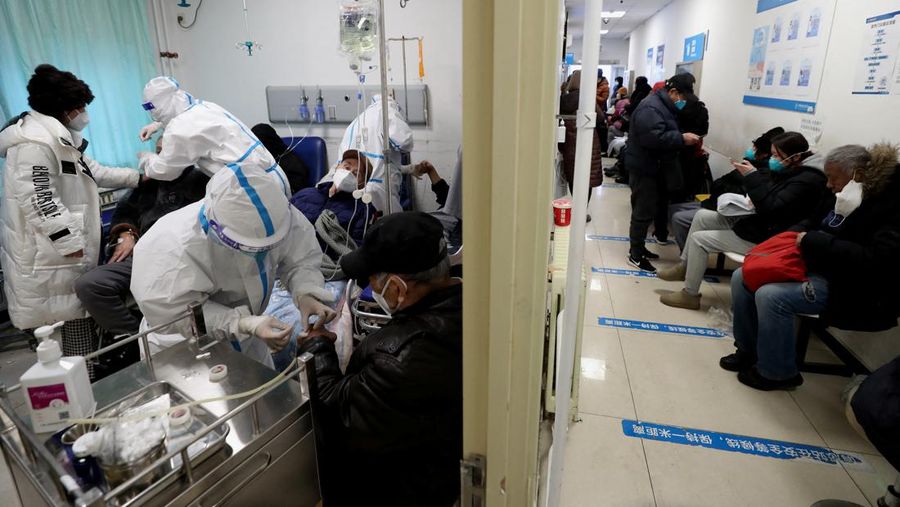 Pekerja medis merawat pasien di unit perawatan intensif departemen darurat di rumah sakit Chaoyang Beijing, di tengah wabah penyakit coronavirus (COVID-19) di Beijing, Cina ( 27/12/2022). (VIA REUTERS/CHINA DAILY)