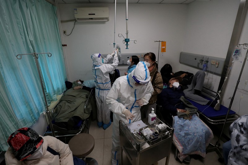 Pekerja medis merawat pasien di unit perawatan intensif departemen darurat di rumah sakit Chaoyang Beijing, di tengah wabah penyakit coronavirus (COVID-19) di Beijing, Cina ( 27/12/2022). (VIA REUTERS/CHINA DAILY) Pekerja medis merawat pasien di unit perawatan intensif departemen darurat di rumah sakit Chaoyang Beijing, di tengah wabah penyakit coronavirus (COVID-19) di Beijing, Cina ( 27/12/2022). (VIA REUTERS/CHINA DAILY)