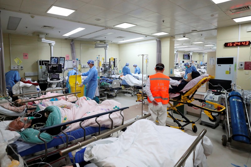Pekerja medis merawat pasien di unit perawatan intensif departemen darurat di rumah sakit Chaoyang Beijing, di tengah wabah penyakit coronavirus (COVID-19) di Beijing, Cina ( 27/12/2022). (VIA REUTERS/CHINA DAILY) Pekerja medis merawat pasien di unit perawatan intensif departemen darurat di rumah sakit Chaoyang Beijing, di tengah wabah penyakit coronavirus (COVID-19) di Beijing, Cina ( 27/12/2022). (VIA REUTERS/CHINA DAILY)