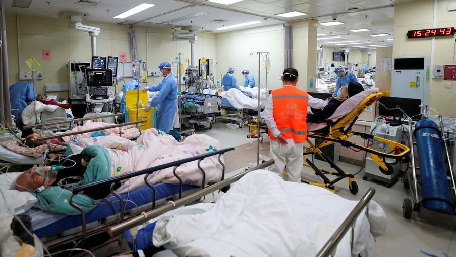 Pekerja medis merawat pasien di unit perawatan intensif departemen darurat di rumah sakit Chaoyang Beijing, di tengah wabah penyakit coronavirus (COVID-19) di Beijing, Cina ( 27/12/2022). (VIA REUTERS/CHINA DAILY)