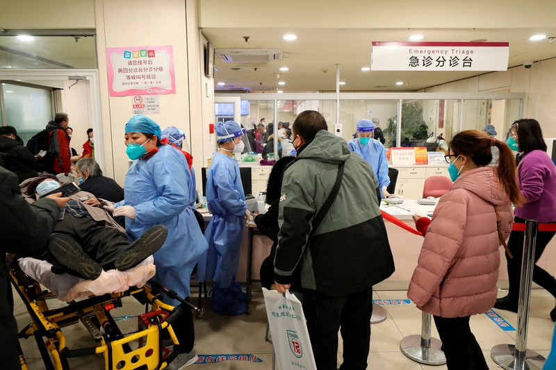 Pekerja medis merawat pasien di unit perawatan intensif departemen darurat di rumah sakit Chaoyang Beijing, di tengah wabah penyakit coronavirus (COVID-19) di Beijing, Cina ( 27/12/2022). (VIA REUTERS/CHINA DAILY) Pekerja medis merawat pasien di unit perawatan intensif departemen darurat di rumah sakit Chaoyang Beijing, di tengah wabah penyakit coronavirus (COVID-19) di Beijing, Cina ( 27/12/2022). (VIA REUTERS/CHINA DAILY)