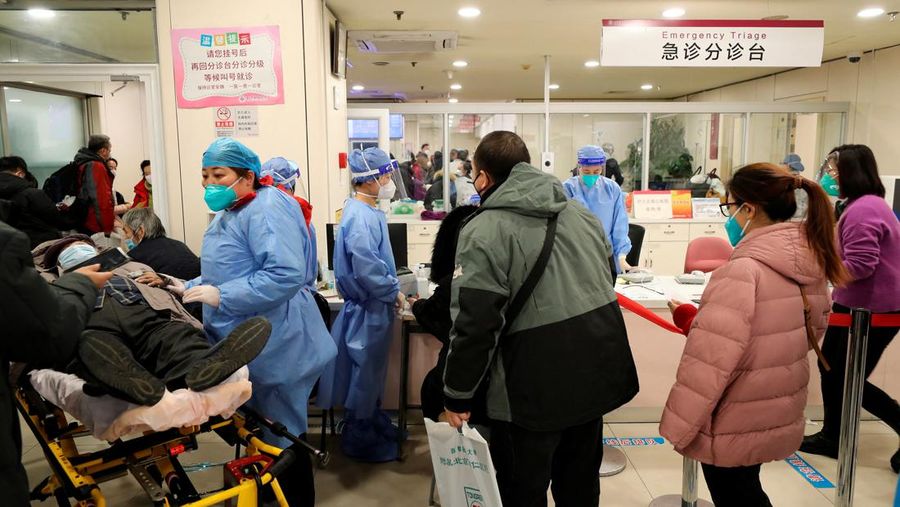 Pekerja medis merawat pasien di unit perawatan intensif departemen darurat di rumah sakit Chaoyang Beijing, di tengah wabah penyakit coronavirus (COVID-19) di Beijing, Cina ( 27/12/2022). (VIA REUTERS/CHINA DAILY)
