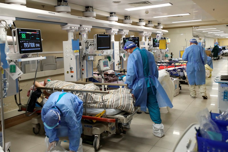 Pekerja medis merawat pasien di unit perawatan intensif departemen darurat di rumah sakit Chaoyang Beijing, di tengah wabah penyakit coronavirus (COVID-19) di Beijing, Cina ( 27/12/2022). (VIA REUTERS/CHINA DAILY) Pekerja medis merawat pasien di unit perawatan intensif departemen darurat di rumah sakit Chaoyang Beijing, di tengah wabah penyakit coronavirus (COVID-19) di Beijing, Cina ( 27/12/2022). (VIA REUTERS/CHINA DAILY)