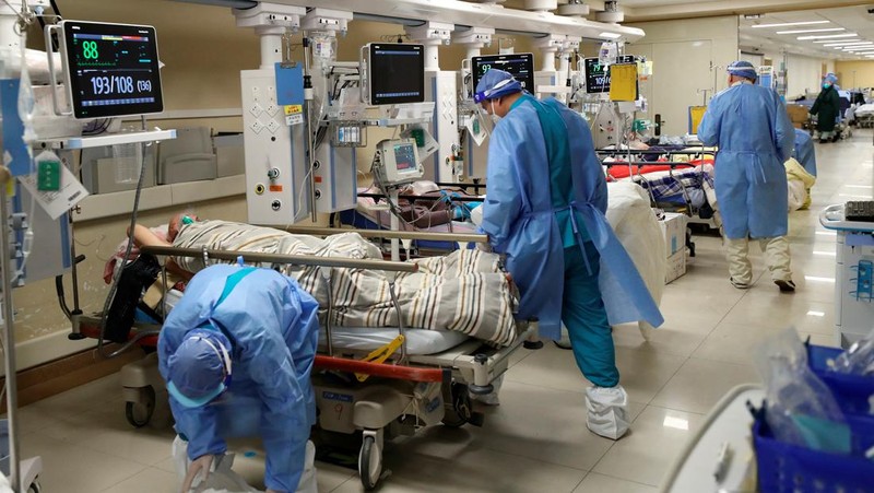 Pekerja medis merawat pasien di unit perawatan intensif departemen darurat di rumah sakit Chaoyang Beijing, di tengah wabah penyakit coronavirus (COVID-19) di Beijing, Cina ( 27/12/2022). (VIA REUTERS/CHINA DAILY)