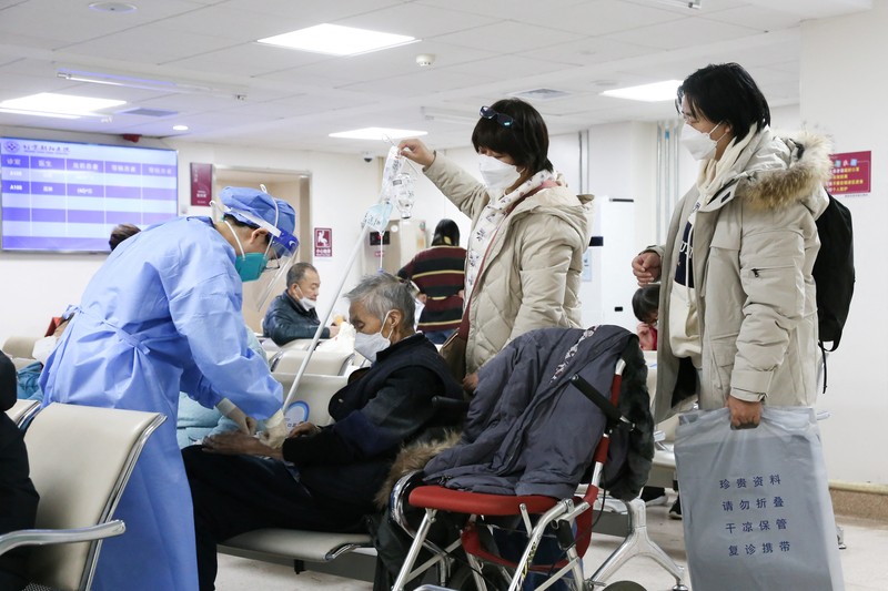 Pekerja medis merawat pasien di unit perawatan intensif departemen darurat di rumah sakit Chaoyang Beijing, di tengah wabah penyakit coronavirus (COVID-19) di Beijing, Cina ( 27/12/2022). (VIA REUTERS/CHINA DAILY) Pekerja medis merawat pasien di unit perawatan intensif departemen darurat di rumah sakit Chaoyang Beijing, di tengah wabah penyakit coronavirus (COVID-19) di Beijing, Cina ( 27/12/2022). (VIA REUTERS/CHINA DAILY)