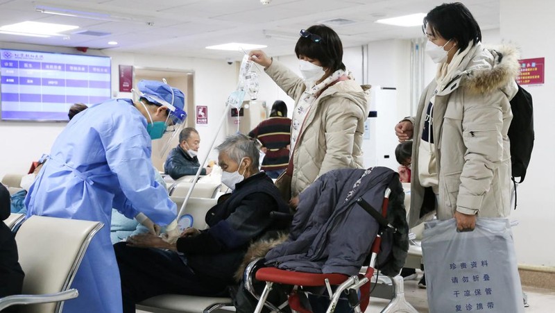 Pekerja medis merawat pasien di unit perawatan intensif departemen darurat di rumah sakit Chaoyang Beijing, di tengah wabah penyakit coronavirus (COVID-19) di Beijing, Cina ( 27/12/2022). (VIA REUTERS/CHINA DAILY)