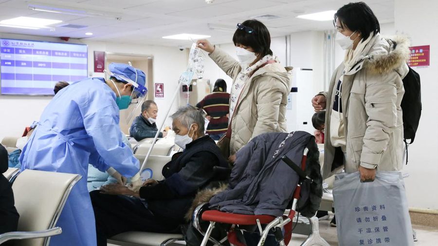 Pekerja medis merawat pasien di unit perawatan intensif departemen darurat di rumah sakit Chaoyang Beijing, di tengah wabah penyakit coronavirus (COVID-19) di Beijing, Cina ( 27/12/2022). (VIA REUTERS/CHINA DAILY)
