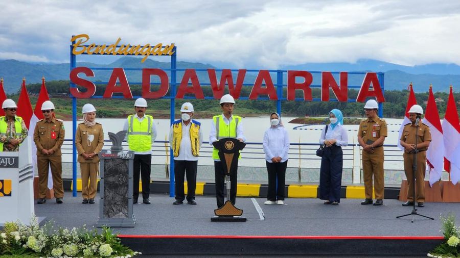 Presiden RI Joko Widodo meresmikan bendungan Sadawarna, Kabupaten Sumedang, pada Selasa (27/12) lalu. Bendungan Sadawarna menjadi bendungan ke-33 yang diresmikan sejak 8 tahun lalu.